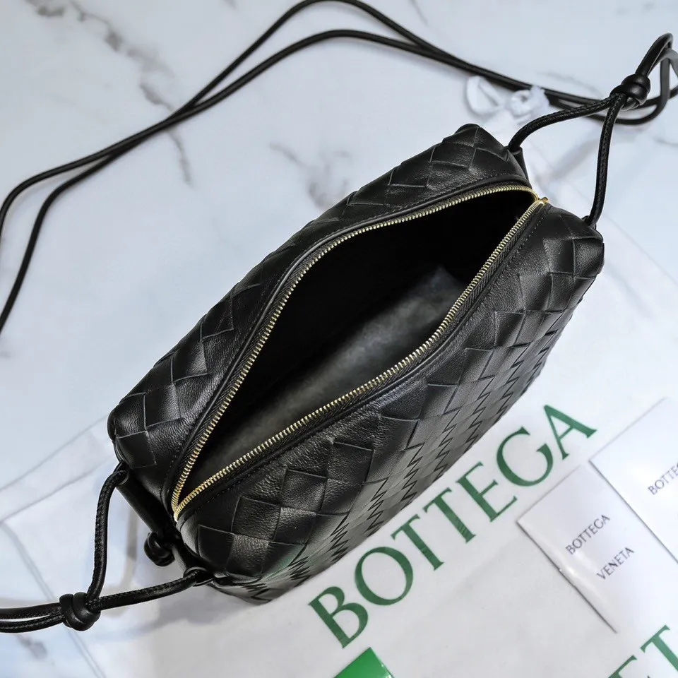 Batch 1260 B's new large Loop camera bag is here🔥Classic woven logo✅ The bag body is made of selected original sheepskin. The texture is soft and waxy. The simple square body is classic and versatile. The interior design is very practical. It has a lot of space and has an adjustable iconic leather drawstring. It can be said to be both elegant and practical. The design is very simple and elegant, with a kind of literary retro style. Size 22x15x8, model: 6684#